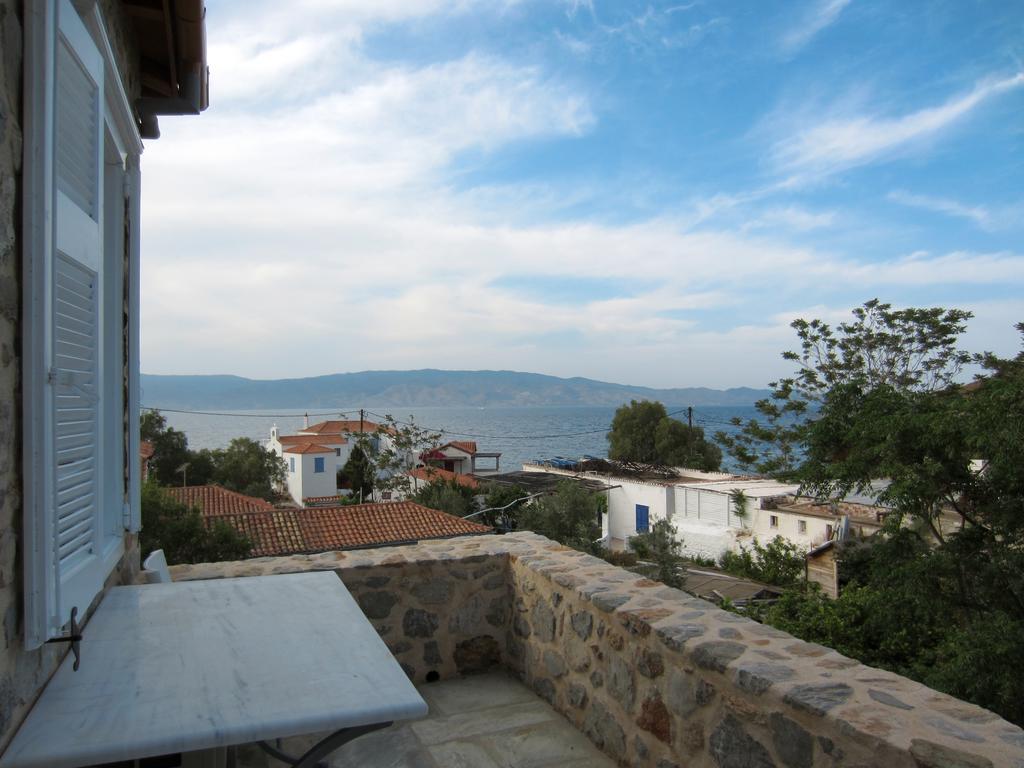 Kiki'S Houses Vlichos Hydra  Ruang foto