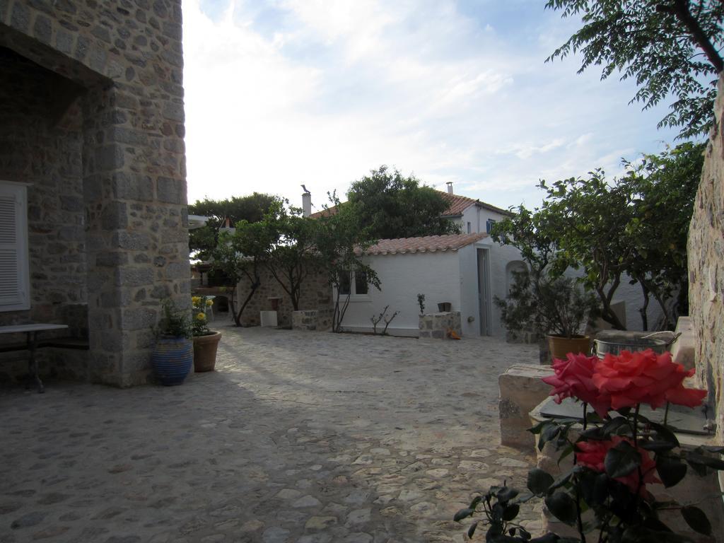 Kiki'S Houses Vlichos Hydra  Bagian luar foto